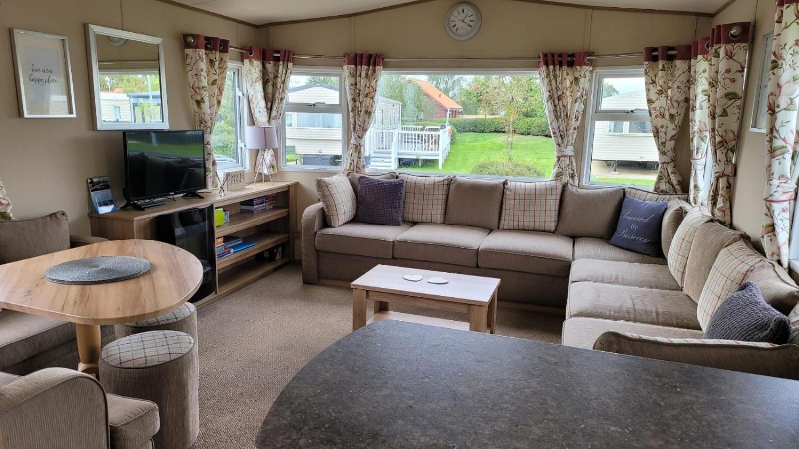 Tattershall Lakes Kingfisher Caravan 8 Berth With Hot Tub & Wifi מראה חיצוני תמונה