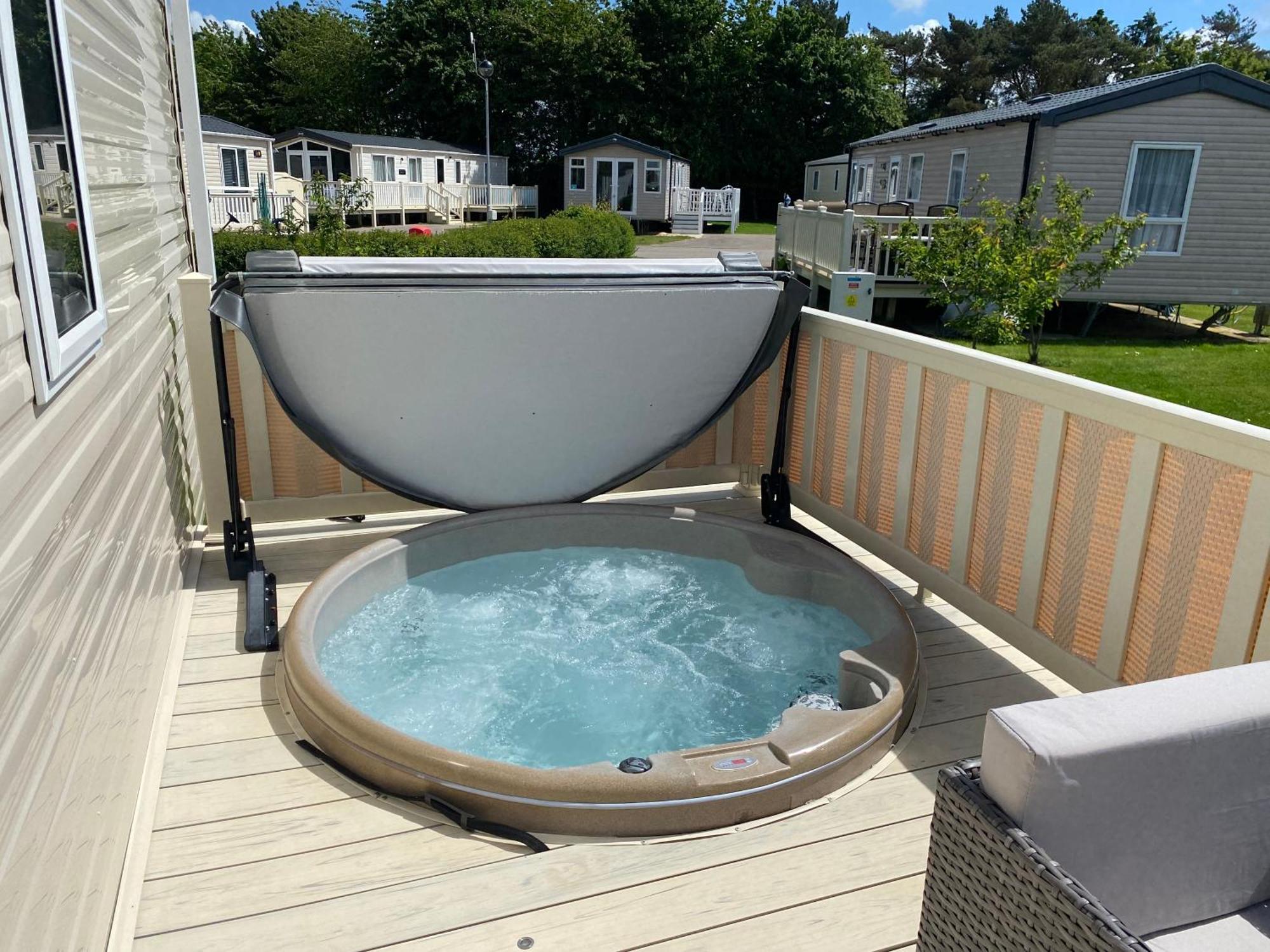 Tattershall Lakes Kingfisher Caravan 8 Berth With Hot Tub & Wifi מראה חיצוני תמונה